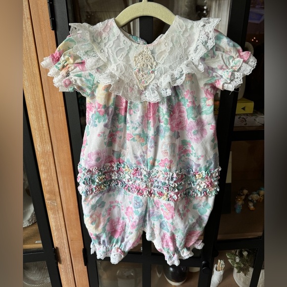 💐Vintage 1980s Rare Editions Baby Romper Floral Lace Bubble Romper collar ruffle - Picture 1 of 8